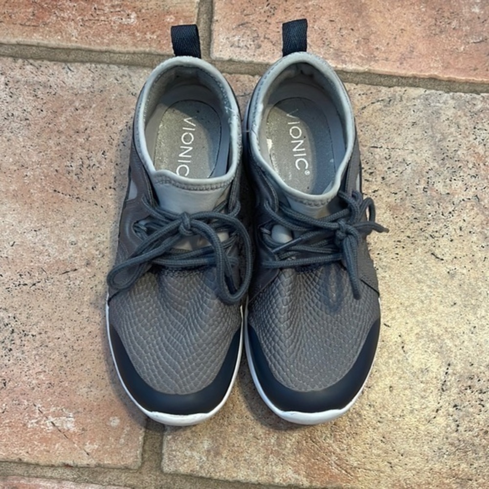 VIONIC sneaker